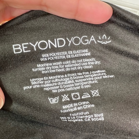 NWT Beyond Yoga Zipper Pocket Infinity Scarf in Black OS - Picture 7 of 9